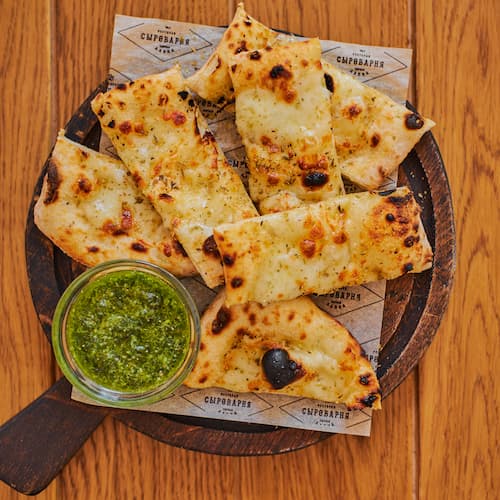 Фокачча с Моцареллой и соусом песто