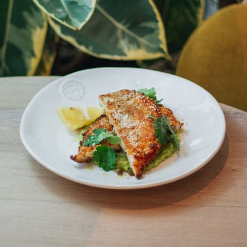 Куриная грудка с гороховым пюре и Пармезаном