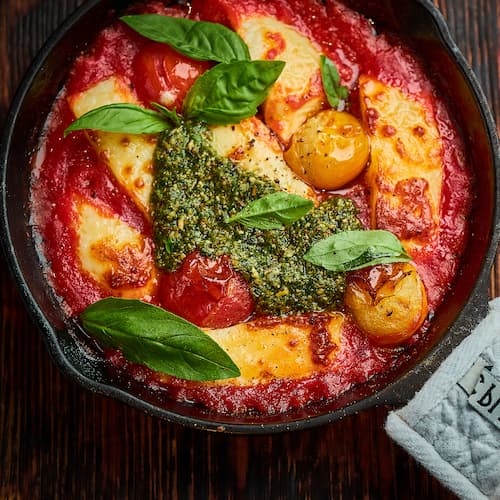 Запеченный Халлуми с томатами и базиликом