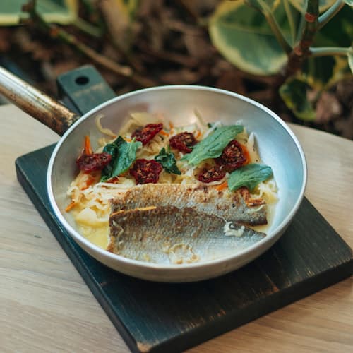 Филе сибаса с маринованной капустой и шпинатом