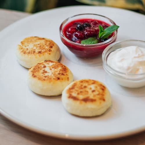 Сырники из Рикотты со сметаной и вареньем