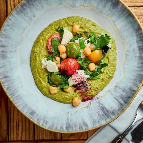 Зеленый хумус с брынзой